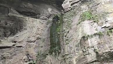 岩石拍摄爬山流水高山拍摄视频视频的预览图